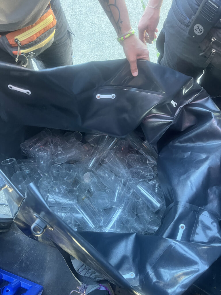 Ein Sack voller Mehrwegbecher – aus dem Inneren des Rücknahmeautomaten c_Nina Laible